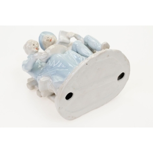 73157 SPORA PORCELANOWA FIGURKA BABCIA Z DZIADKIEM NA ŁAWCE (6).JPG