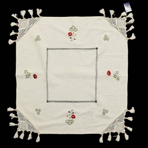 73292 STYLIZOWANY OBRUS W KWIATKI Z SZYDEŁKOWYMI WYKOŃCZENIAMI I FRĘDZLE Z KORALIKAMI 85 X 80 CM (1).jpg