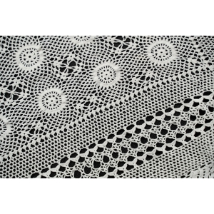 73298 SZYDEŁKO ŁADNY OBRUS W ROZETKI W BIELI 153 X 100 CM (2).JPG