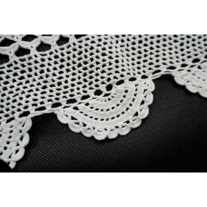 73298 SZYDEŁKO ŁADNY OBRUS W ROZETKI W BIELI 153 X 100 CM (3).JPG