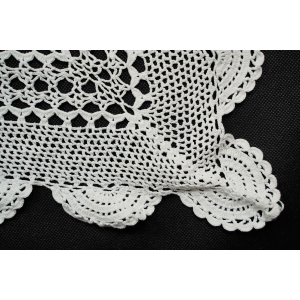 73298 SZYDEŁKO ŁADNY OBRUS W ROZETKI W BIELI 153 X 100 CM (5).JPG