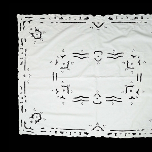 73301 BIAŁY OBRUS Z AŻURKAMI I HAFTEM W DUŻE KWIATY 166 x 126 cm (1).jpg