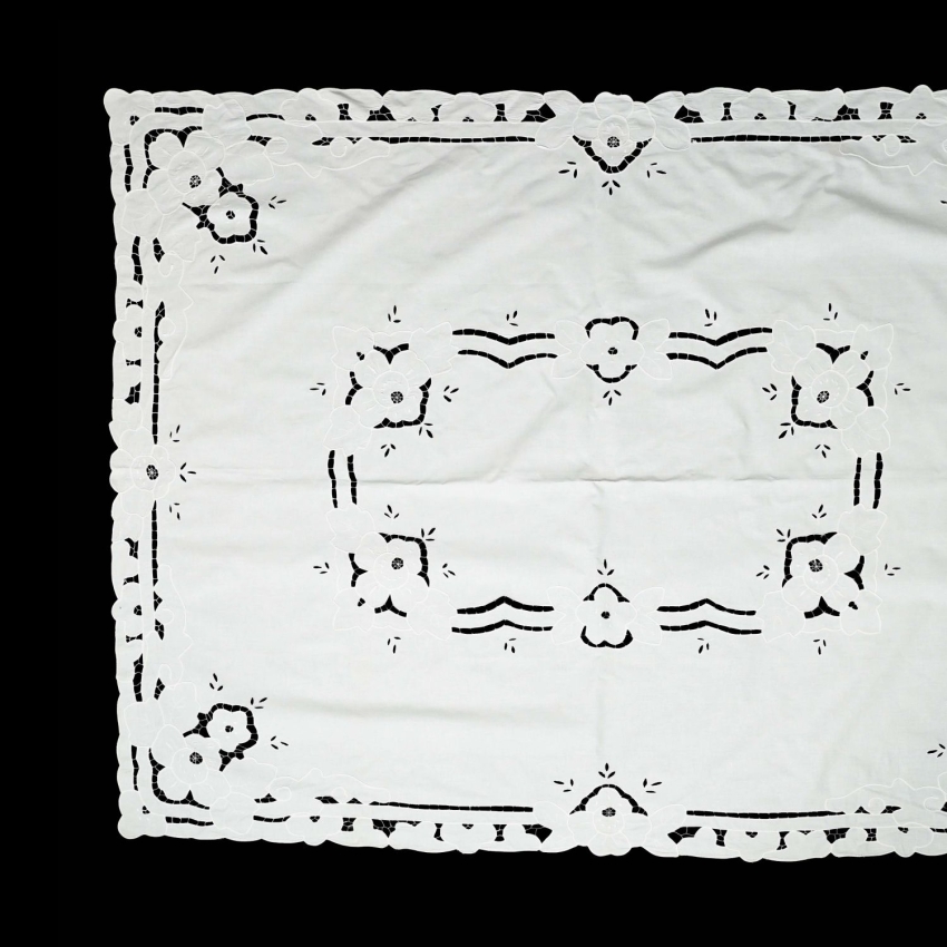 73301 BIAŁY OBRUS Z AŻURKAMI I HAFTEM W DUŻE KWIATY 166 x 126 cm (1).jpg