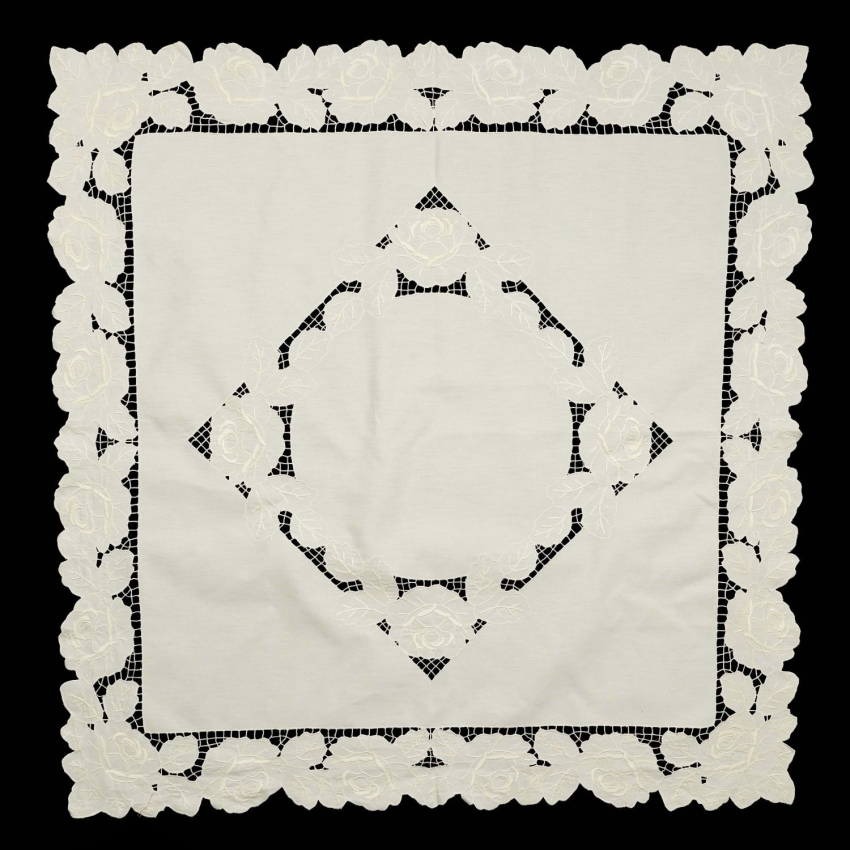 73302 KREMOWY OBRUS Z AŻURKAMI I HAFTEM W DUŻE KWIATY 110 x 106 cm (1).jpg