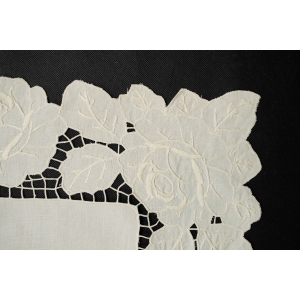 73302 KREMOWY OBRUS Z AŻURKAMI I HAFTEM W DUŻE KWIATY 110 x 106 cm (4).JPG