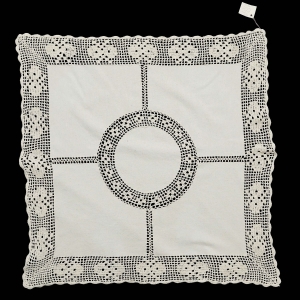 73303 KREMOWY OBRUS Z SZYDEŁKOWYMI KORONKAMI 79 x 79 cm (1).jpg