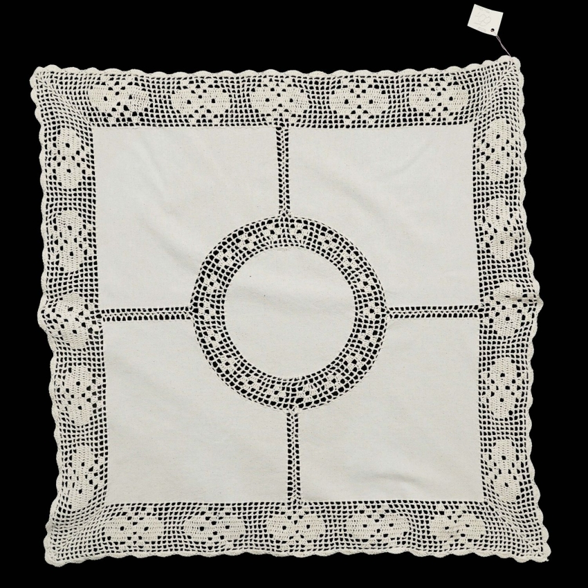 73303 KREMOWY OBRUS Z SZYDEŁKOWYMI KORONKAMI 79 x 79 cm (1).jpg