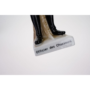 73380 CAPODIMONTE DUŻA FIGURA NAPOLEOŃSKIEGO ŻOŁNIERZA OFFICIER DES CHASSEURS (3).JPG