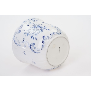 73491 BASSANO DONICA OSŁONKA NA DONICZKĘ BŁĘKITEM MALOWANE KWIATY I RELIEFY (4).JPG