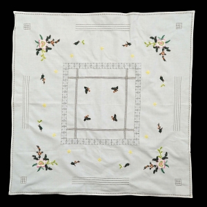 73827 BOŻE NARODZENIE KREMOWE PŁÓTNO RĘCZNY HAFT ŚLICZNY OBRUS 84 X 82 CM (1).jpg