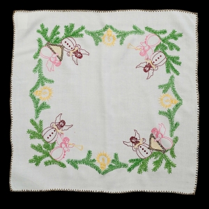 73831 BOŻE NARODZENIE OBRUSIK RĘCZNIE WYSZYWANE ANIOŁKI 67 X 66 CM (1).jpg