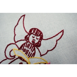 73831 BOŻE NARODZENIE OBRUSIK RĘCZNIE WYSZYWANE ANIOŁKI 67 X 66 CM (3).JPG