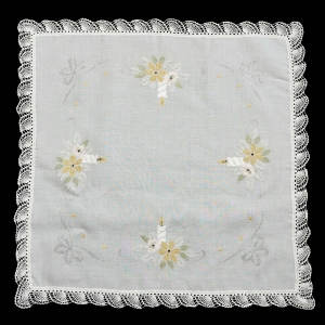 73832 BOŻE NARODZENIE OBRUS RĘCZNIE WYSZYWANY Z KORONKĄ 84 X 83 CM (1).jpg