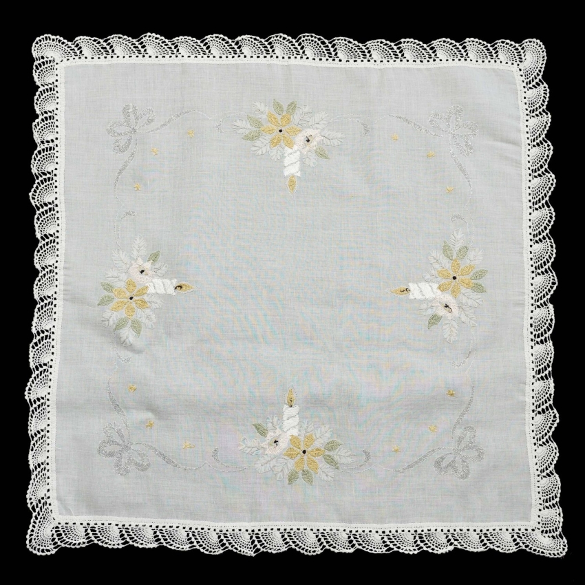 73832 BOŻE NARODZENIE OBRUS RĘCZNIE WYSZYWANY Z KORONKĄ 84 X 83 CM (1).jpg