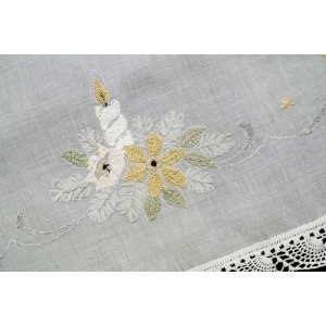 73832 BOŻE NARODZENIE OBRUS RĘCZNIE WYSZYWANY Z KORONKĄ 84 X 83 CM (2).JPG