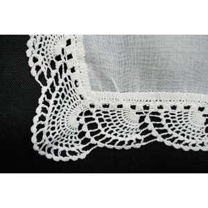 73832 BOŻE NARODZENIE OBRUS RĘCZNIE WYSZYWANY Z KORONKĄ 84 X 83 CM (4).JPG