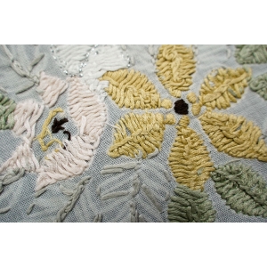 73832 BOŻE NARODZENIE OBRUS RĘCZNIE WYSZYWANY Z KORONKĄ 84 X 83 CM (5).JPG