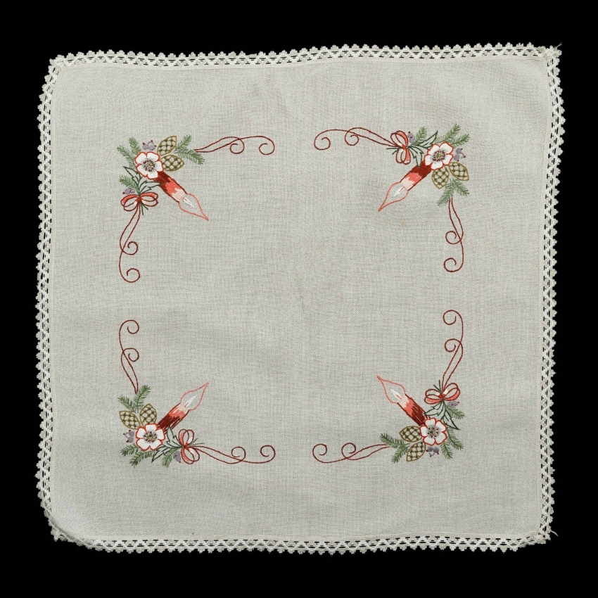 73972 BOŻE NARODZENIE RĘCZNIE WYSZYWANY OBRUS MOTYWY ŚWIĄTECZNE 84 X 83 CM (1).jpg