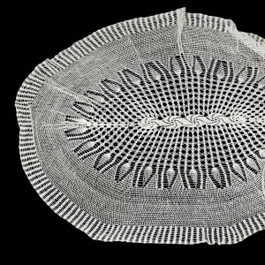 73974 SZYDEŁKO OWALNY DUŻY BIAŁY OBRUS 240 X 150 CM (1).jpg