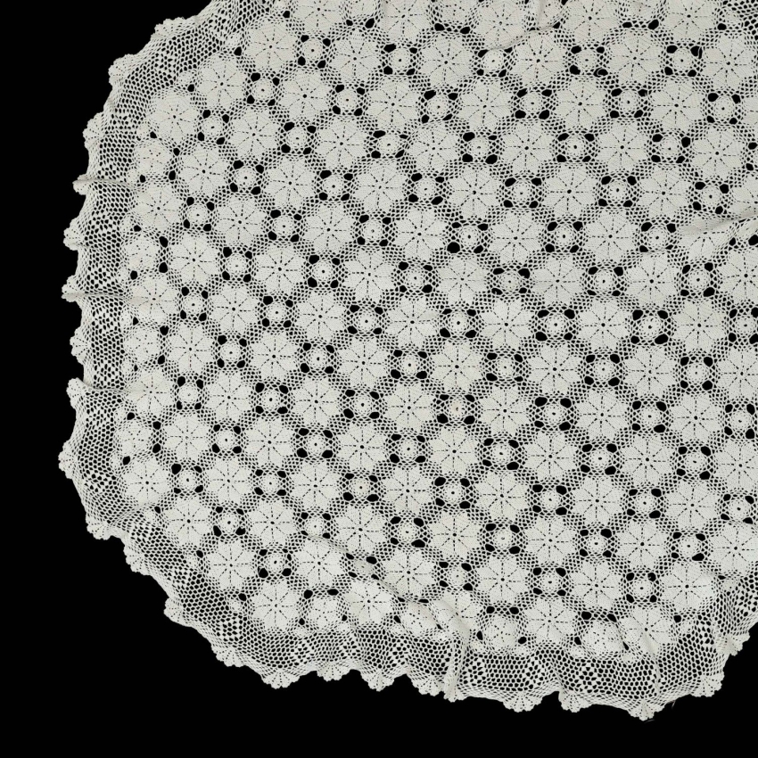 73975 SZYDEŁKO LEKKO OWALNY BIAŁY OBRUS W ROZETY 143 X 133 CM (1).jpg