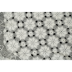 73975 SZYDEŁKO LEKKO OWALNY BIAŁY OBRUS W ROZETY 143 X 133 CM (2).JPG