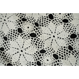 73975 SZYDEŁKO LEKKO OWALNY BIAŁY OBRUS W ROZETY 143 X 133 CM (3).JPG