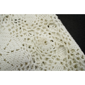 73975 SZYDEŁKO LEKKO OWALNY BIAŁY OBRUS W ROZETY 143 X 133 CM (6).JPG