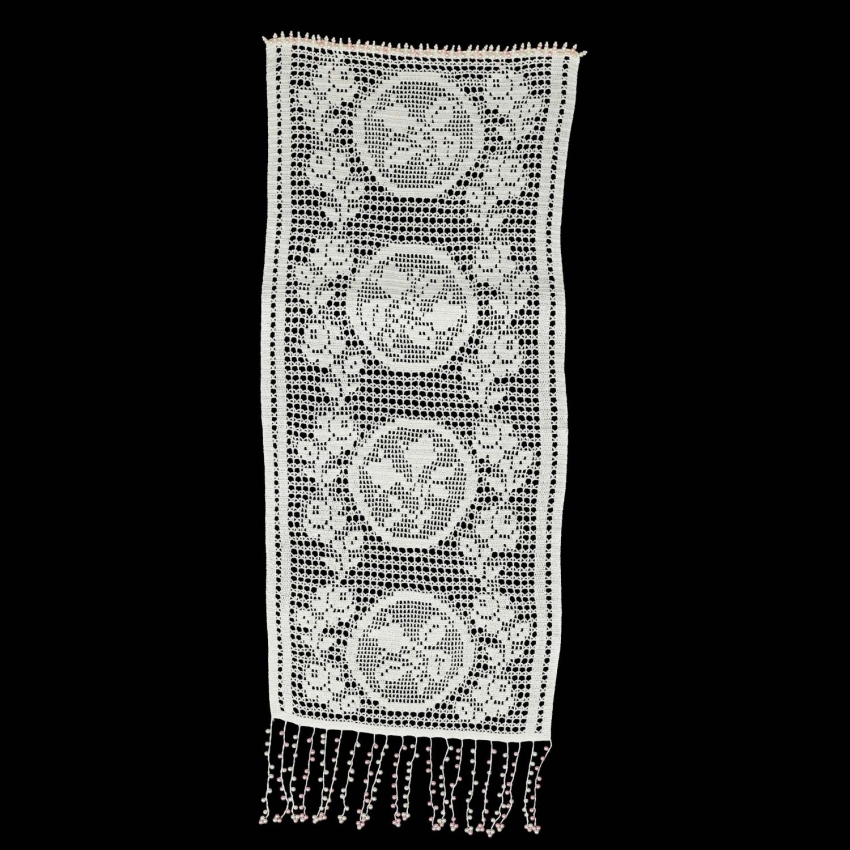 73980 SZYDEŁKO FIRANECZKA W KWIATY Z KORALIKAMI DO KREDENSU MAŁEGO OKNA 90 X 38 CM (1).jpg