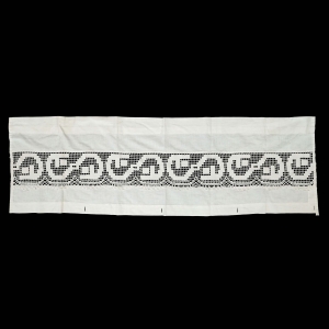 73983 ZAZDROSTKA LAMBREKIN PŁÓTNO I KORONKA 115 X 36 CM (1).jpg