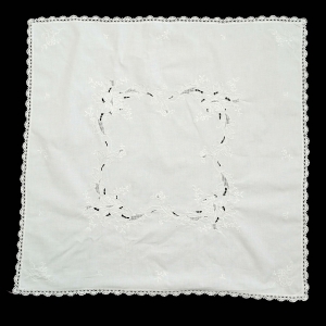 73989 PŁÓTNO HAFT W RÓŻE AŻURKI I KORONKA SZYDEŁKOWA ŚLICZNY OBRUS 80 X 80 CM (1).jpg