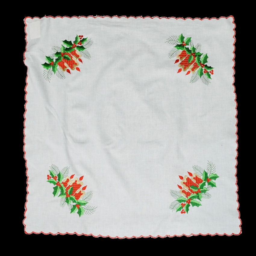 74301 BOŻE NARODZENIE OBRUS Z MOTYWAMI ŚWIĄTECZNYMI 75 X 73 CM (1).jpg