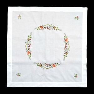 74307 BOŻE NARODZENIE BIAŁY OBRUS Z BARWNYM HAFTEM O MOTYWIE ŚWIĄTECZNYM 84 X 84 CM (1).jpg