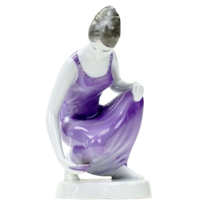 74312 HOLLOHAZA CUDOWNA RĘCZNIE MALOWANA FIGURA KOBIETY CZERPIĄCEJ WODĘ (1).jpg