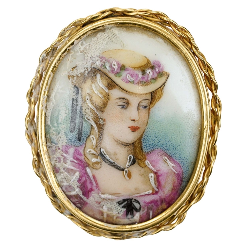 74364 LIMOGES RĘCZNIE MALOWANA PORCELANOWA BROSZA DAMA W RÓŻOWEEJ SUKNI (1).jpg