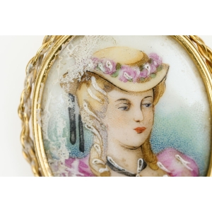 74364 LIMOGES RĘCZNIE MALOWANA PORCELANOWA BROSZA DAMA W RÓŻOWEEJ SUKNI (2).JPG