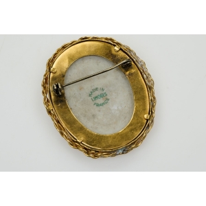 74364 LIMOGES RĘCZNIE MALOWANA PORCELANOWA BROSZA DAMA W RÓŻOWEEJ SUKNI (3).JPG