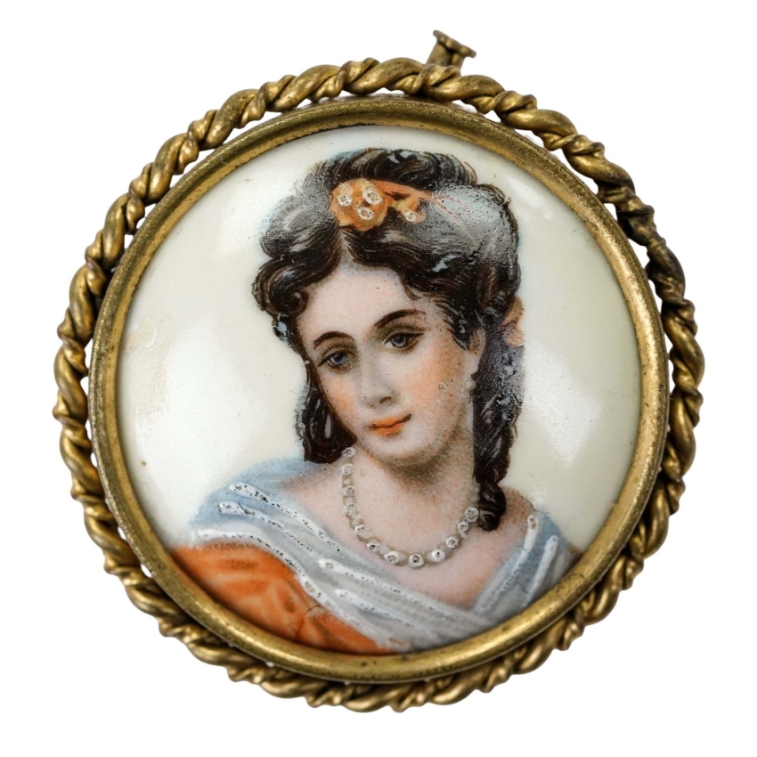 74434 LIMOGES RĘCZNIE MALOWANA PORCELANOWA BROSZA DAMA W CZERWONEJ SUKNI (1).jpg