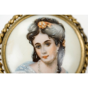 74434 LIMOGES RĘCZNIE MALOWANA PORCELANOWA BROSZA DAMA W CZERWONEJ SUKNI (2).JPG