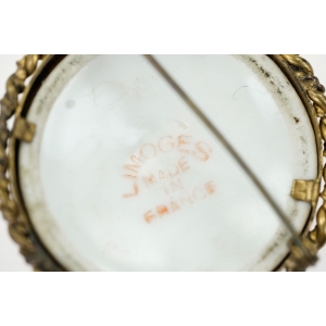 74434 LIMOGES RĘCZNIE MALOWANA PORCELANOWA BROSZA DAMA W CZERWONEJ SUKNI (4).JPG