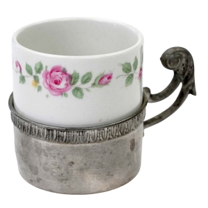 74580 FILIŻANKA DO MOKKI W CYNOWYM KOSZYCZKU Ż RÓŻANYM SZLACZKIEM (1).jpg