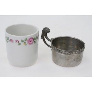 74580 FILIŻANKA DO MOKKI W CYNOWYM KOSZYCZKU Ż RÓŻANYM SZLACZKIEM (3).JPG