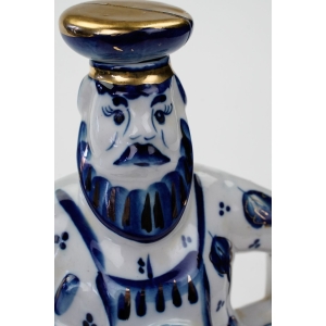 74649 GŻEL WOŹNY Z KUFLEM PIWA KARAFKA FIGURALNA (2).JPG