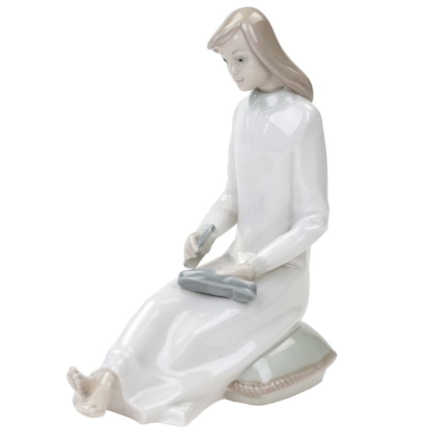74736 HISZPANIA ZAPHIR ŚLICZNA FIGURKA DZIEWCZYNY CZYSZCZĄCEJ BUTY (1).JPG
