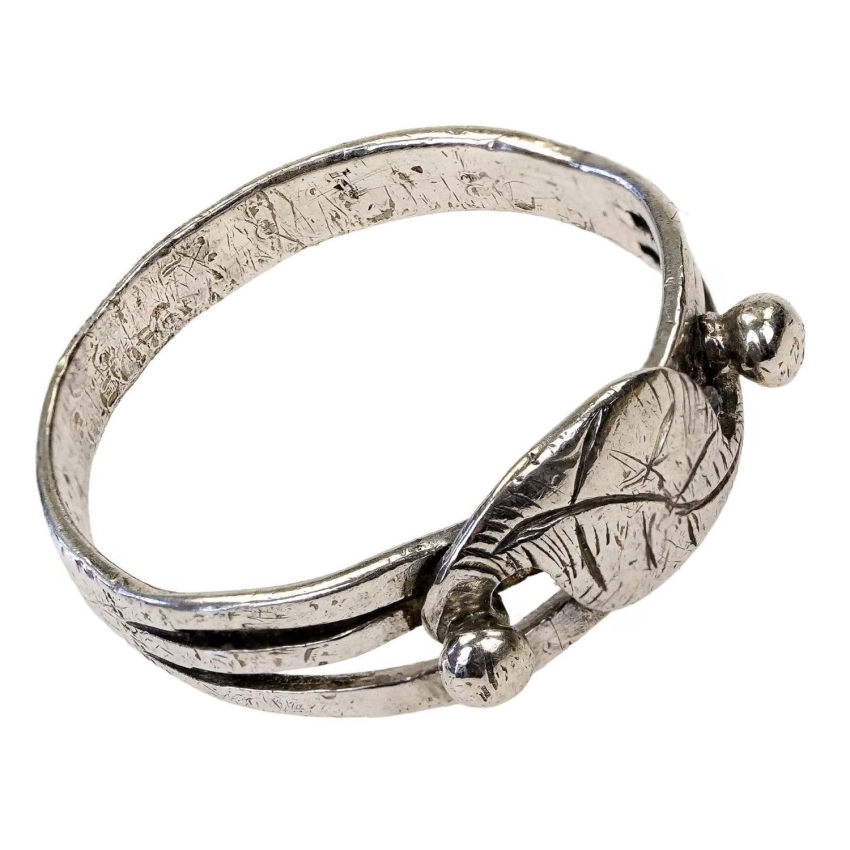 74974 PRL JUWELIA POZNAŃ PIERŚCIONEK OBRĄCZKA LISTEK I KULKI WAGA 2,5 CM R. 16,5 (1).jpg