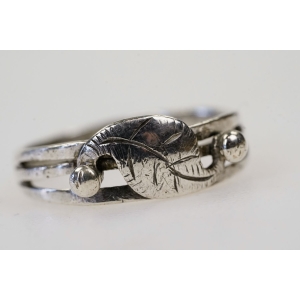 74974 PRL JUWELIA POZNAŃ PIERŚCIONEK OBRĄCZKA LISTEK I KULKI WAGA 2,5 CM R. 16,5 (2).jpg