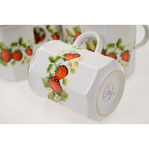 75049 DUBI KOMPLET SZEŚCIU GRANIASTYCH KUBKÓW Z TRUSKAWKAMI (3).jpg