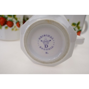 75049 DUBI KOMPLET SZEŚCIU GRANIASTYCH KUBKÓW Z TRUSKAWKAMI (4).jpg