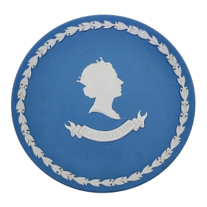 75415 WEDGWOOD TALERZ OKAZJONALNY 65 URODZINY KRÓLOWEJ ELŻBIETY (1).jpg