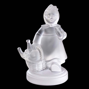 75897 GOEBEL I. HUMMEL SZKLANA FIGURKA DZIEWCZYNKI Z KOSZYCZKIEM #382 (1).jpg