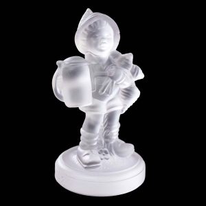 GOEBEL I. HUMMEL SZKLANA FIGURKA CHŁOPCA Z KUFLEM